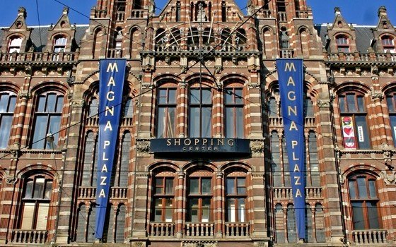 A very beautiful shoppingcenter in the formar main post office 