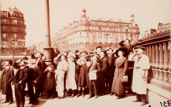 atget_mensen_kijken_naar_boven