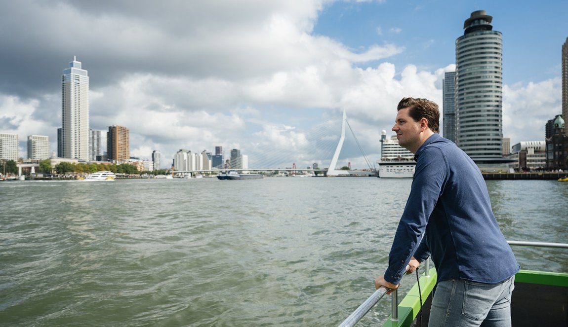 Portrait Erick van de Scheur Watertaxi Rotterdam peering over the water