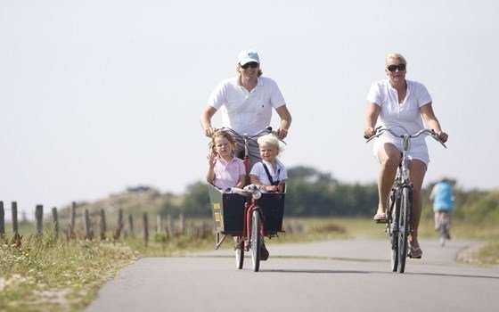 A family cycling on Vlieland