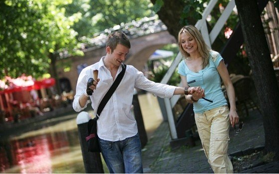 A couple walking trough Utrecht