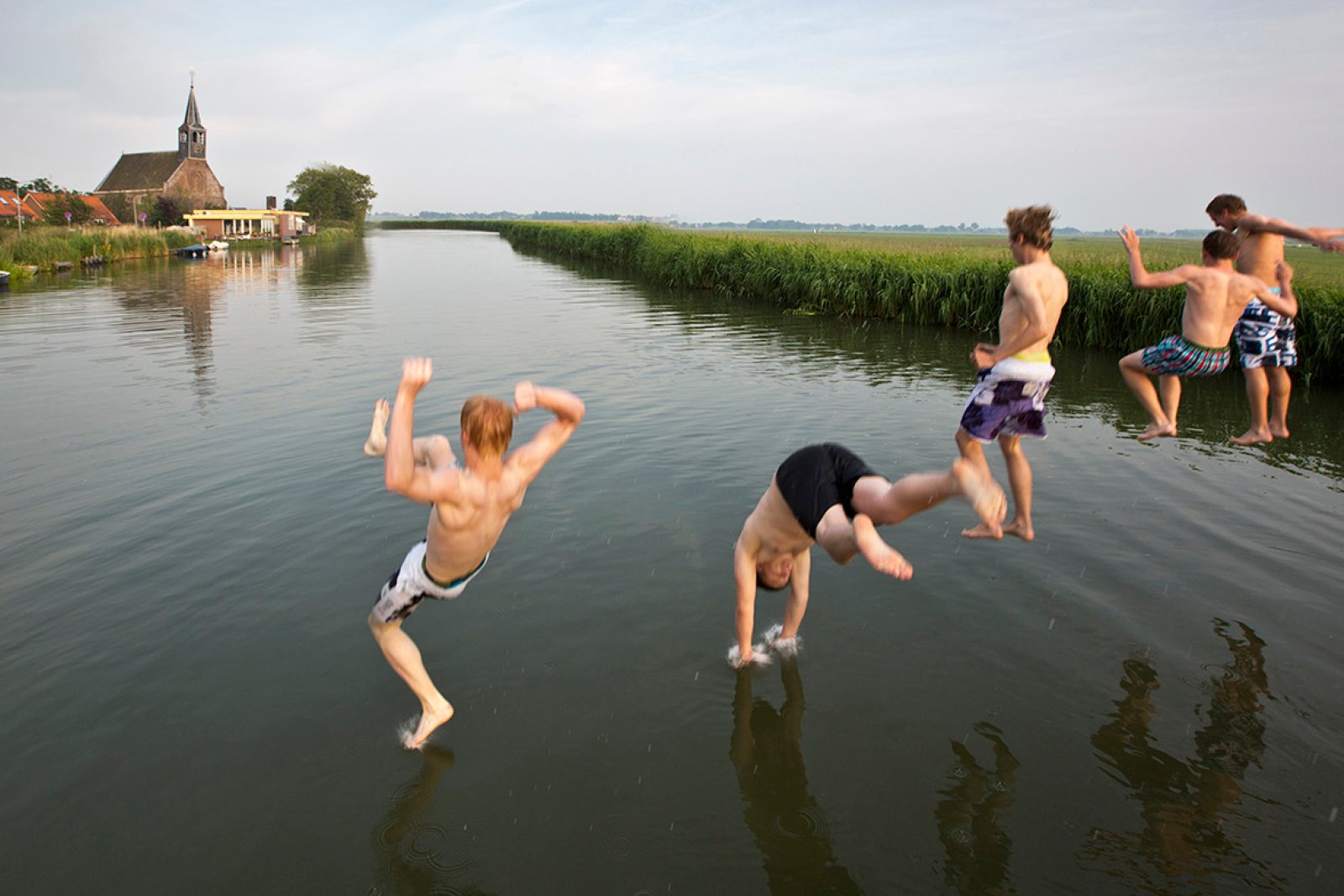 Middenbeemster, boys dive into ring canal around Beemster polder