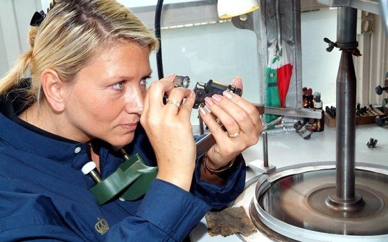 © Coster Diamonds A diamond cutter at work 