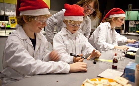 Children experimenting at the christmaslab in NEMO