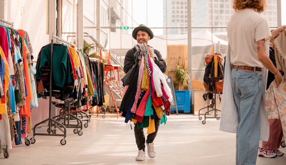 Sustainable shopping per kilo employee with handful of clothes at Kilo Kilo Vintage