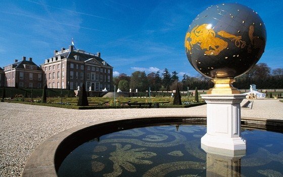 A close up of the fountain in front of palace Het Loo