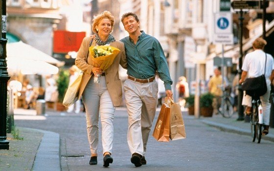 Two people shopping in The Hague