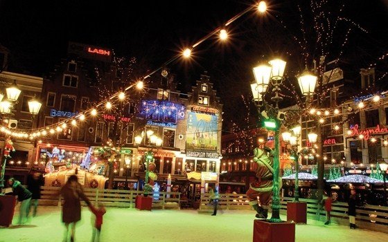 People iceskating at Leidseplein at night