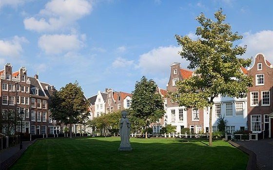 A pittoreske garden in the middle of the city