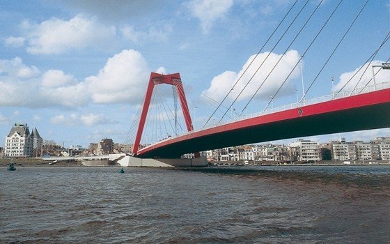 The willemsbrug with on the background the Whithouse in Rotterdam