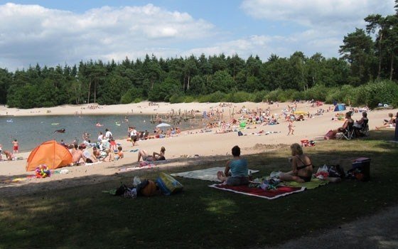 People enjoying the beach of the Henschotermeer (Henschoter lake)