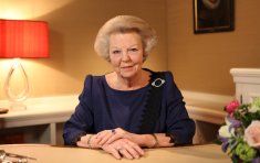 Queen Beatrix resigns the throne