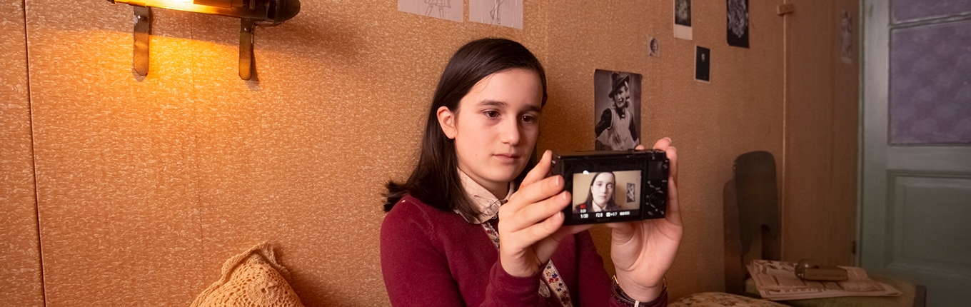 Anne Frank video diary, Luna (Anne) with camera