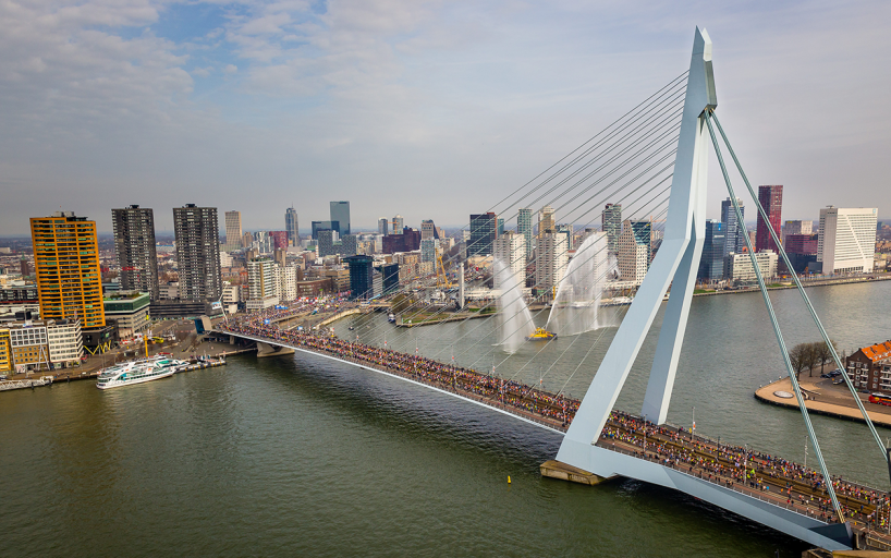 Rotterdam Marathon Erasmusbrug © Golazo Sports