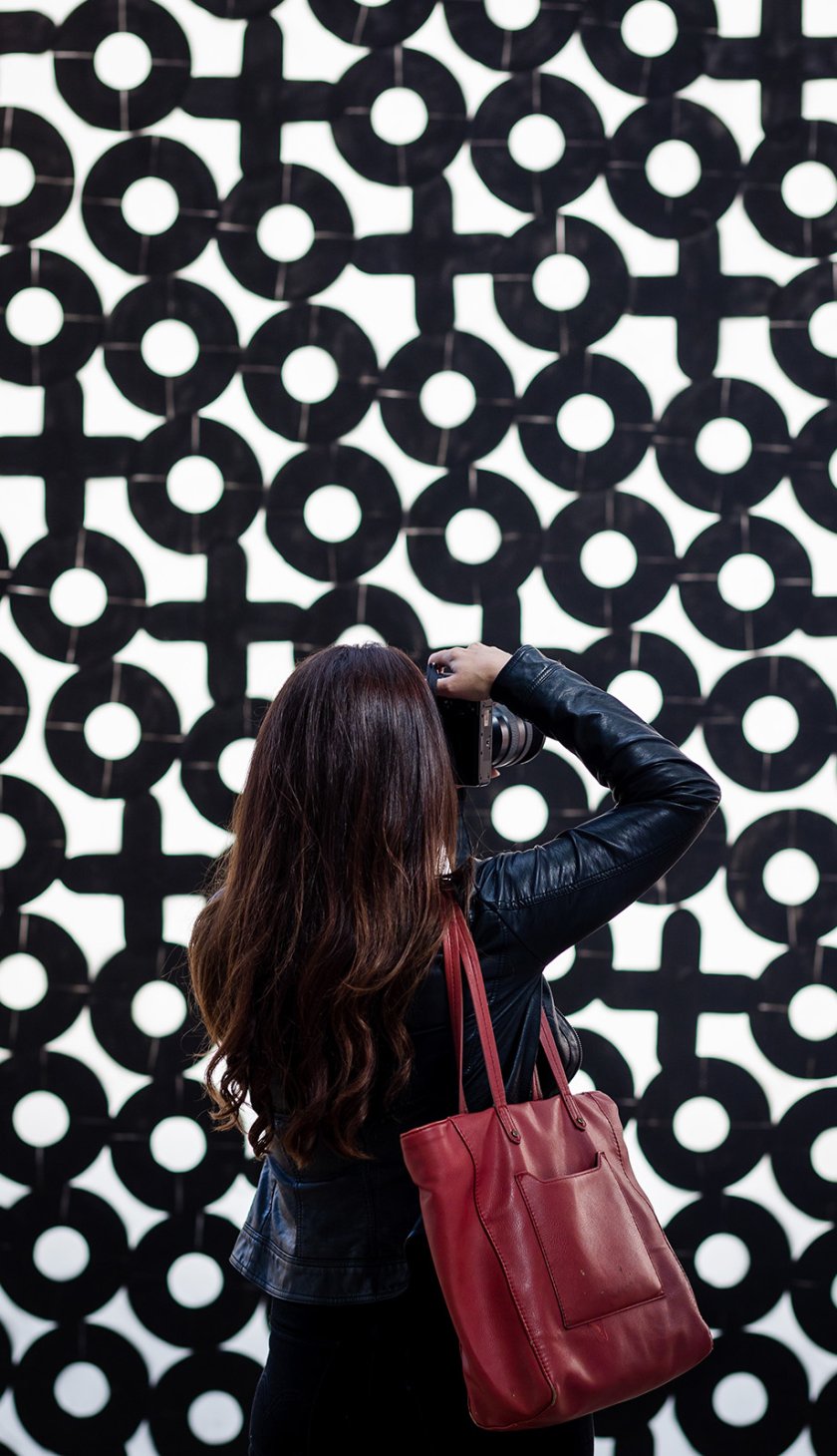 STRAAT Museum Amsterdam dame fotografeert zwart witte wand