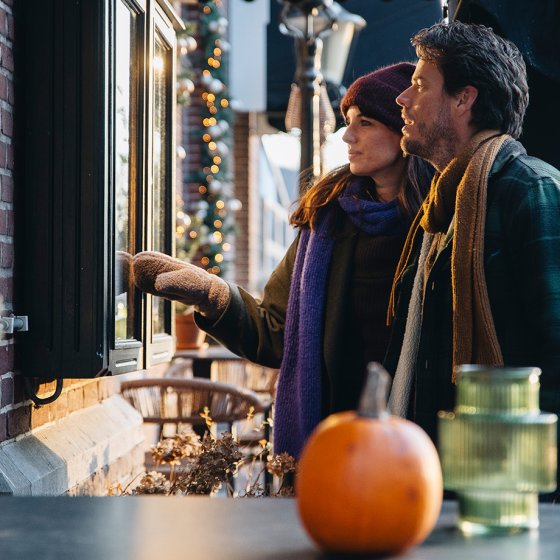 Couple stopping at a caf&eacute; in Ommen during an autumn day out