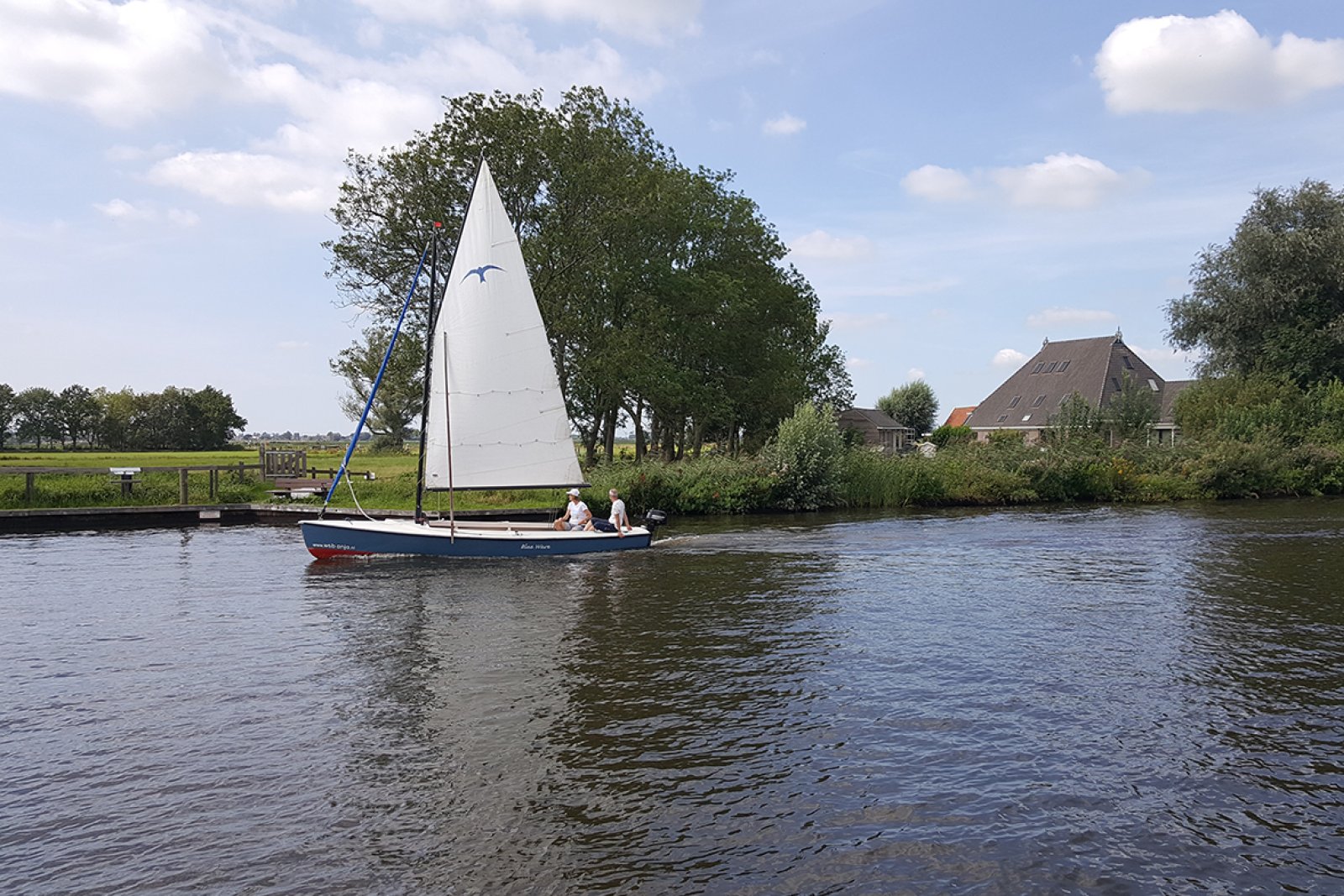 People sailing through the Alde Feanen