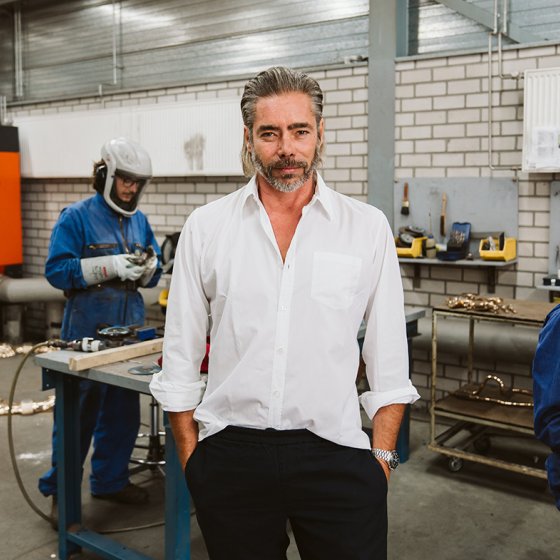 Portraitphoto Job Smeets in workshop with welders