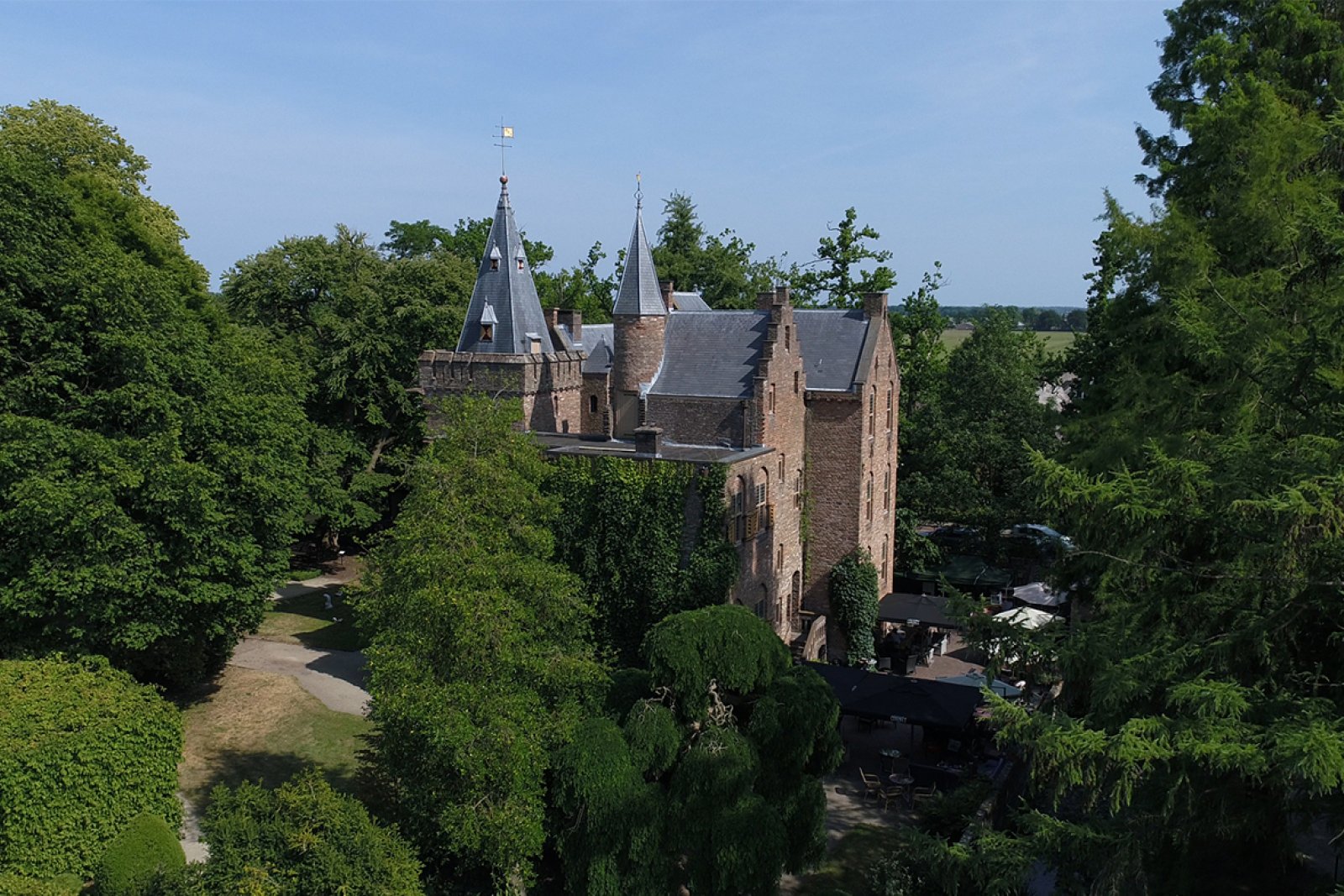 A side view of castle Sypesteyn and its garden