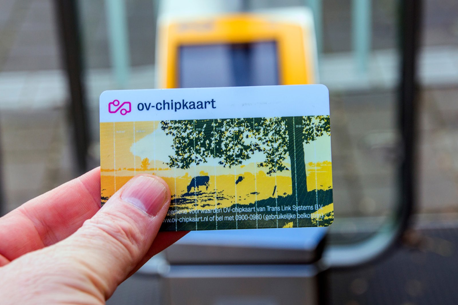 Hand with OV-chip card NS checks in at station