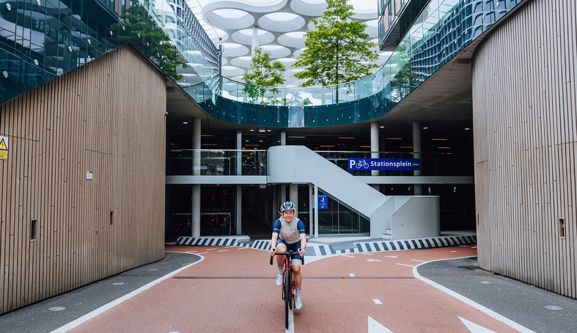 Belle de Gast in cycling outfit at bike park