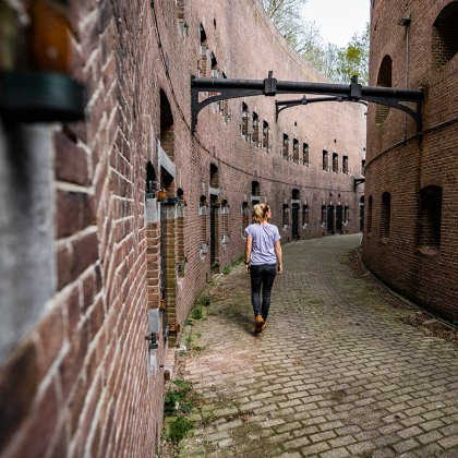 Lady looking at Hollandse Waterlinie Fort Everdingen