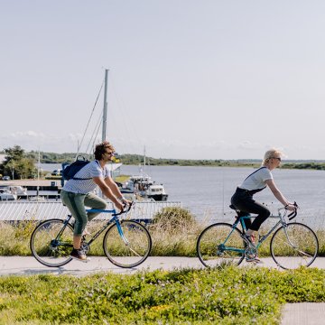 Couple bike along the Lauwersmeer