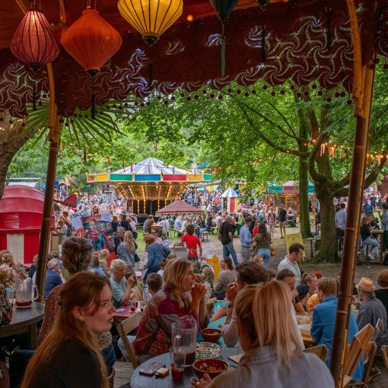 People enjoying Theater Festival De Parade