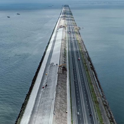 The Afsluitdijk is a link between North Holland and Friesland but also an important flood barrier.