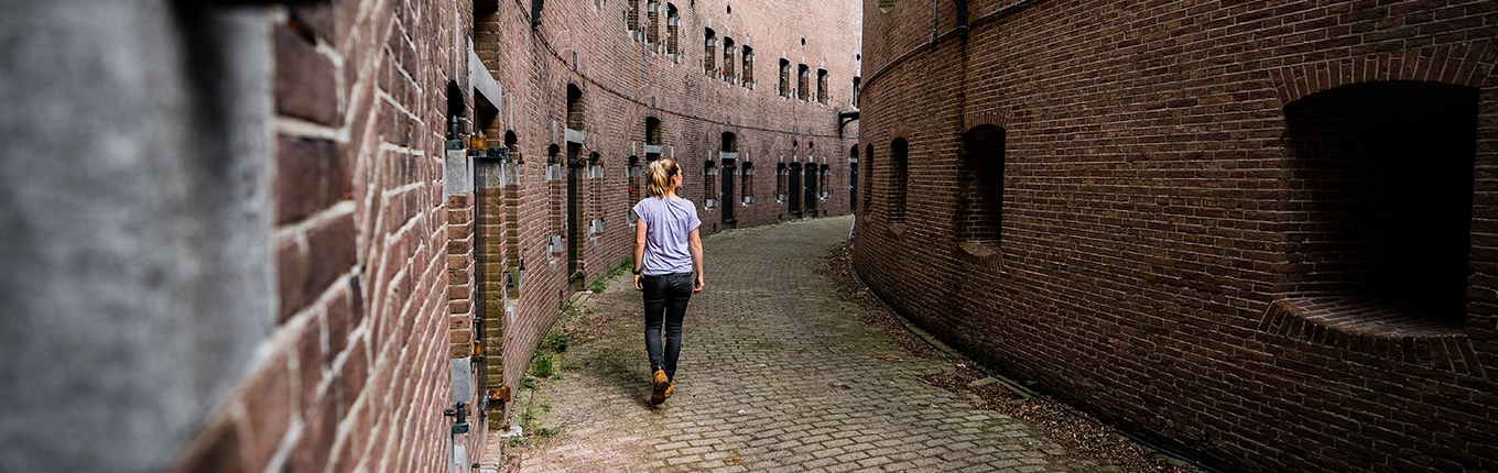 Lady looking at Hollandse Waterlinie Fort Everdingen