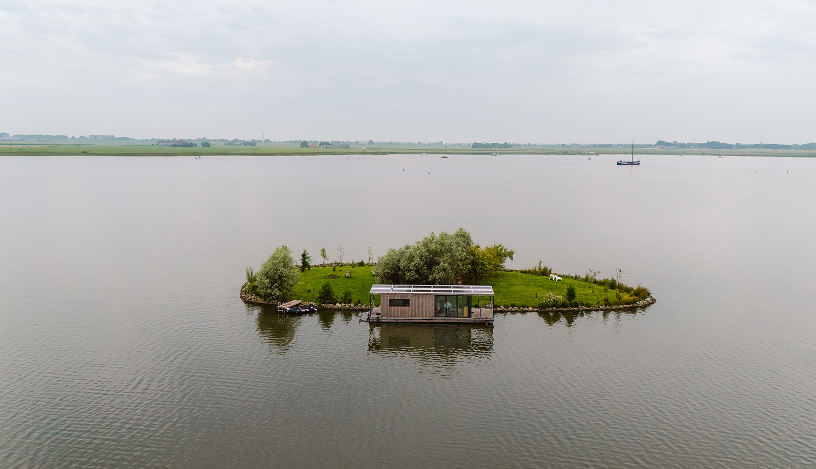 Konga Float-vanuit-de-lucht-eilandaccommodatie-bij-Hemelum,Friesland-Merel Tuk