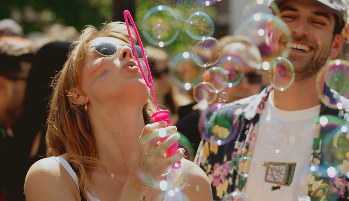 Canal Parade Utrecht 2023 lady with bubbles