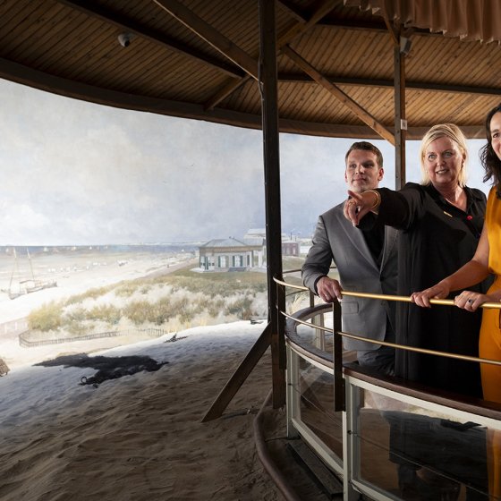 Museum Panarama Mesdag Emilie Zonnevylle, Kulturminister Gouwe Moes, Direktorin Minke Schat und Steven Storm 