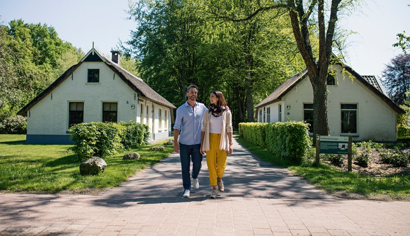 Couple walking arm in arm Kolonien van Weldadigheid