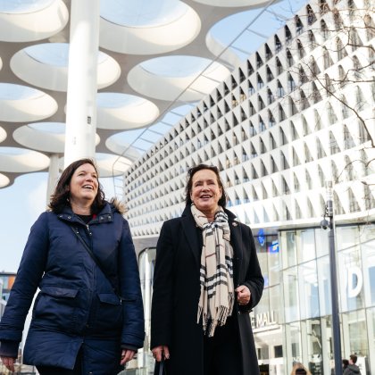 Monique Andr&eacute; de la Porte & Jannemarije Spruitenburg walking at Utrecht station