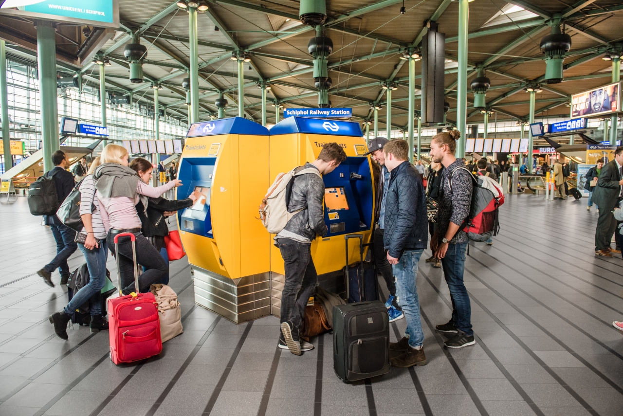 Schiphol Plaza, visitors buy ticket for public transport