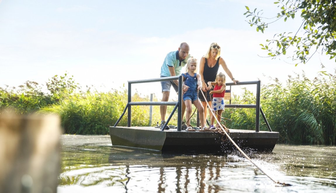 Family is rafting in the Weerribben-Wieden 