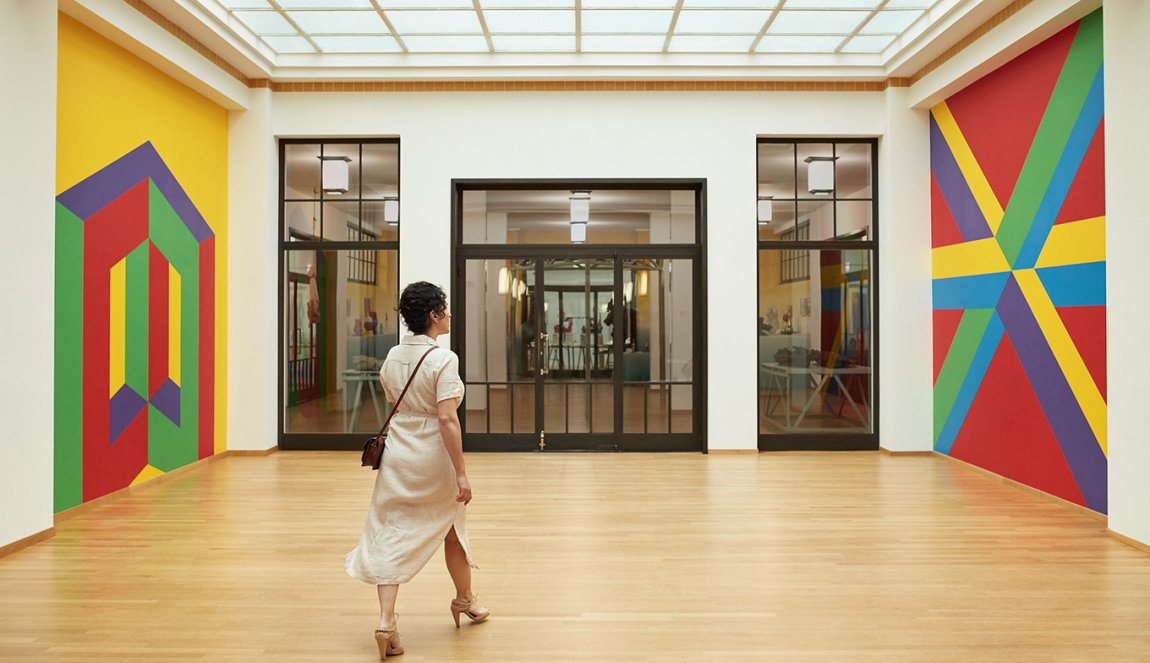 Lady walks through the Kunstmuseum Den Haag