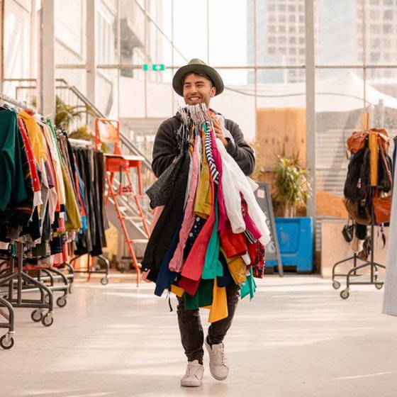 Sustainable shopping per kilo employee with handful of clothes at Kilo Kilo Vintage