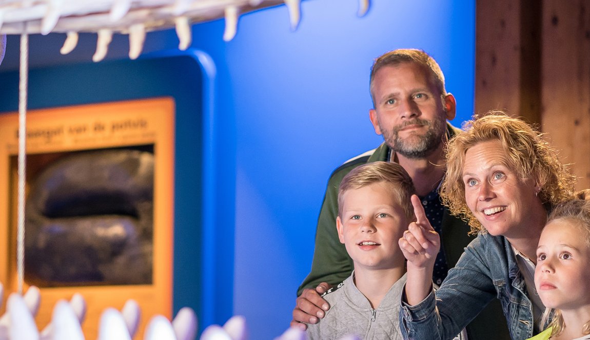 Family looking at skeleton in Ecomare