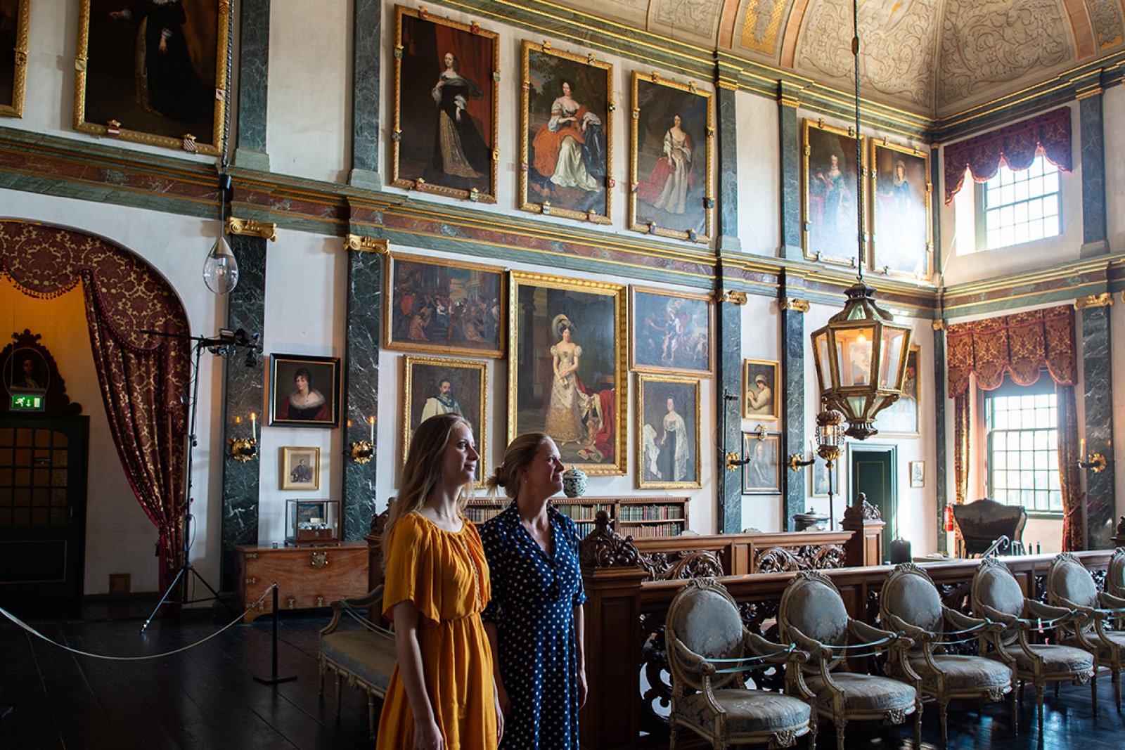 Kasteel Amerongen young ladies admire the interior