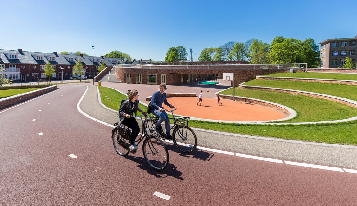 Cyclists at Dafne Schippers bridge