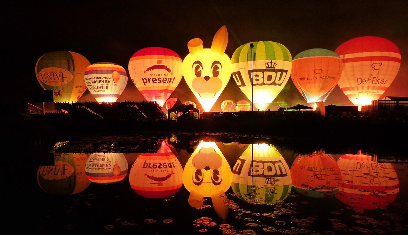 Ballonfiesta Barneveld hot air balloons by night Ballonfiesta Barneveld hot air balloons by night