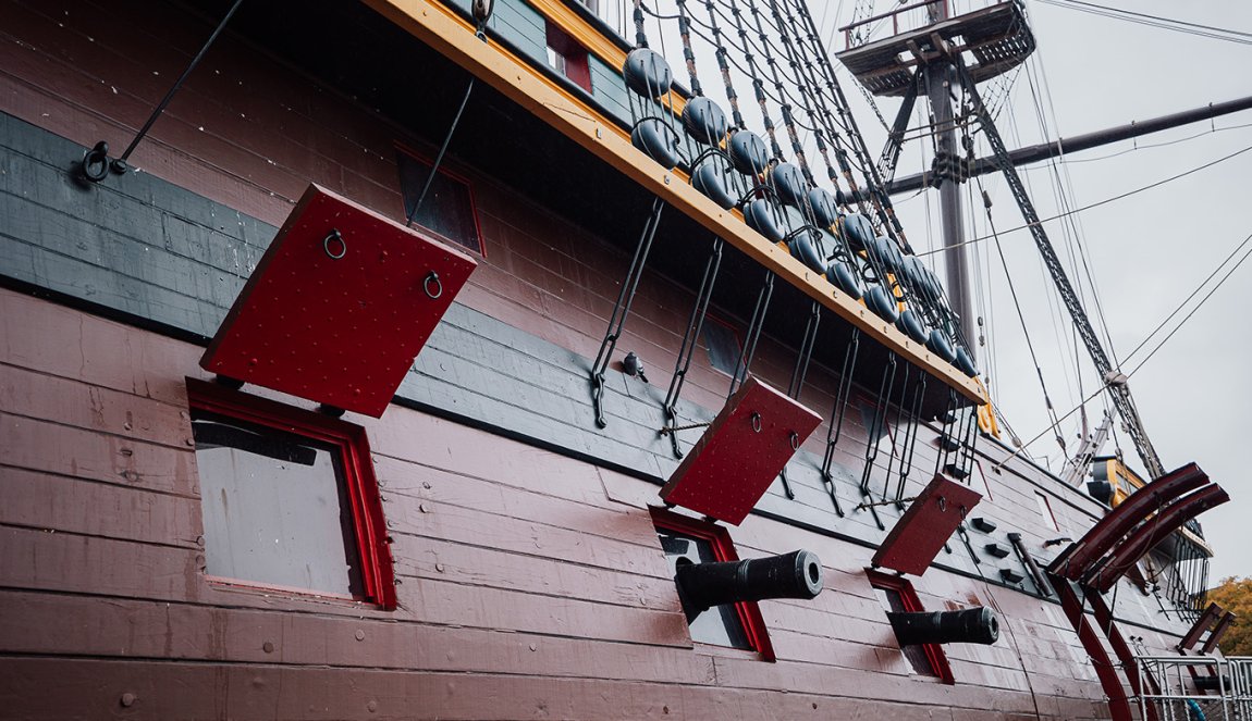 VOC ship in Amsterdam with cannons