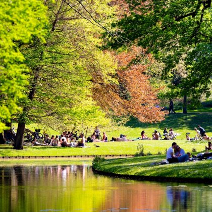 People sitting in citypark Rotterdam