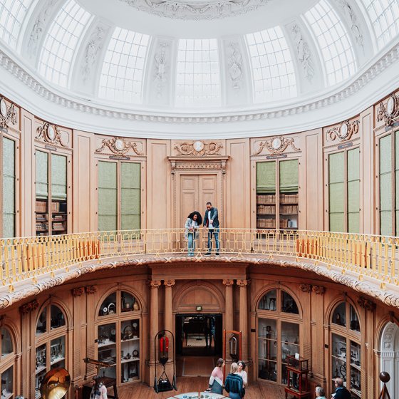 Couple looking down from balustrade Teylers Museum Haarlem