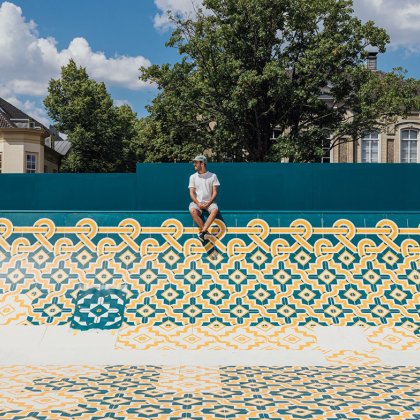 Man enjoys view of Blind-Floor Kasteelplein Breda 