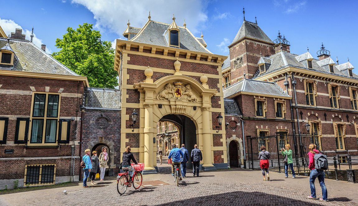 The Mauritspoort, the entrance to the Binnenhof 