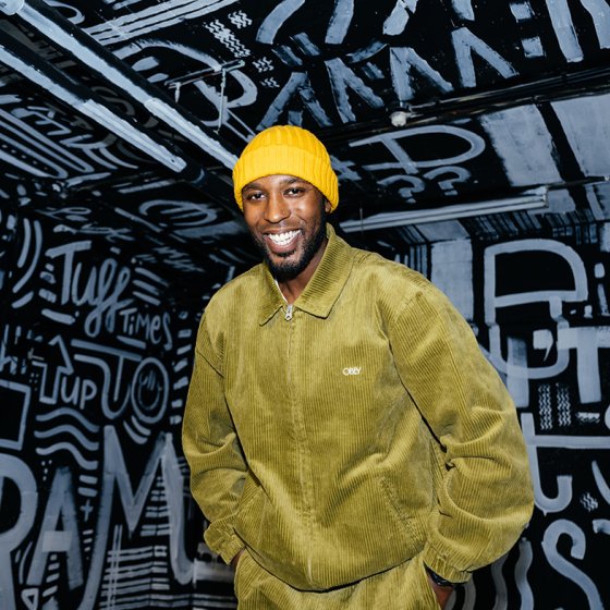 Portraitphoto Elten Kiene black white graffiti background