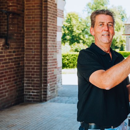 aul Hoogstraten paints red white door